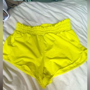 YELLOW ZELLA SHORTS SIZE XS